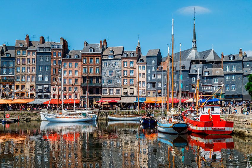 Puerto de la localidad de Honfleur en Normandía, Francia