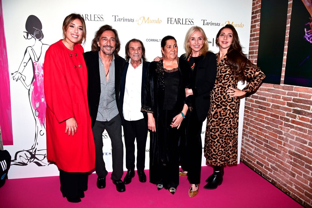Marina Carmona, Antonio Carmona, Mariola Orellana y Lucia Carmona con Pepe Habichuela en el photocall de los premios Fearless en Madrid, el 20 de noviembre de 2023