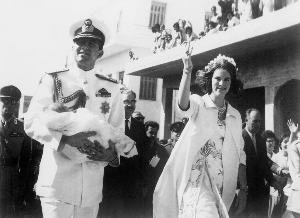 Los Reyes de Grecia en octubre de 1965 reocrriendo las calles de Atenas para presentar a su primera hija, la princesa Alexia