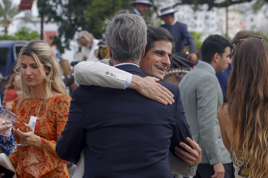 Cayetano Martinez de Irujo y Fernando Fitz-James Stuart comparten un abrazo