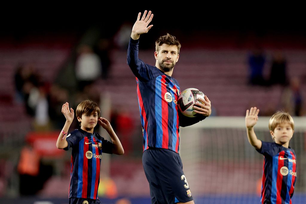 Gerard Piqué despidiéndose de las canchas, junto a sus hijos Milan y Sasha.