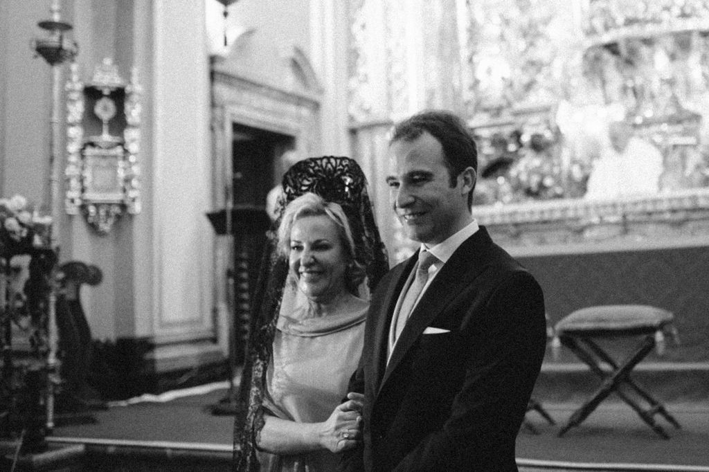 Madrina de boda con mantilla
