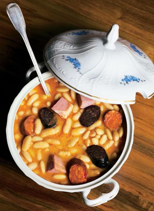 Fabada en olla de porcelana de Casa Gerardo