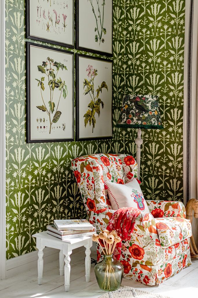 Sillón con tapicería de flores