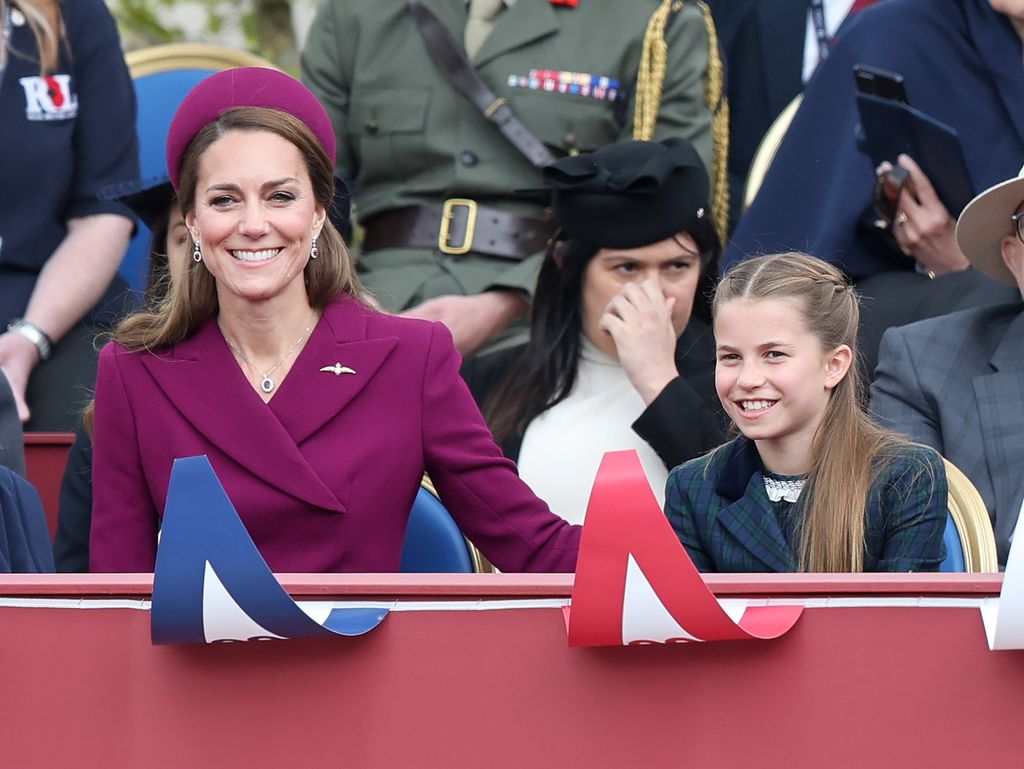 Kate Middleton y la princesa Charlotte en el 80º anviersario del fin de la Segunda Guerra Mundial 