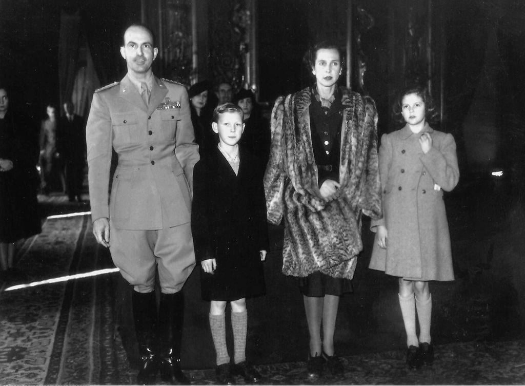 Esta imagen fue tomada en Portugal en 1945: el último rey de Italia, Humberto II, posa junto a su único hijo varón, el príncipe Víctor Manuel de Saboya, su mujer, la reina María José, y su hija, la princesa Pia. 