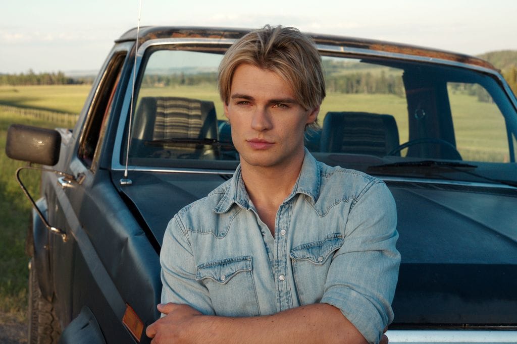 Jackie regresa con la idea de arreglar las cosas con Cole y Alex