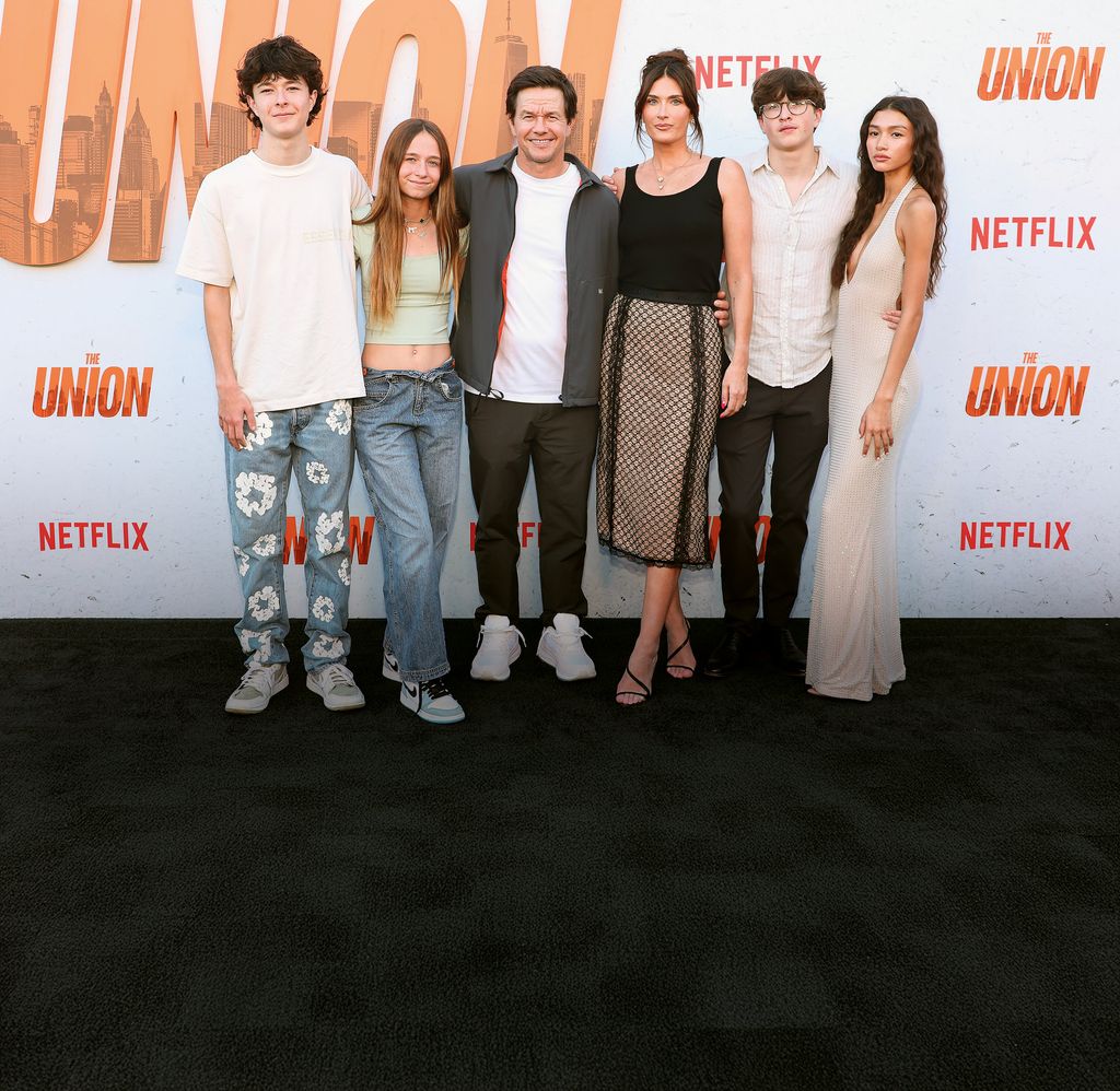 HOLA 4178 MARK WAHLBERG Y SU FAMILIA NUMEROSA EN EL ESTRENO DE 'EL SINDICATO' 