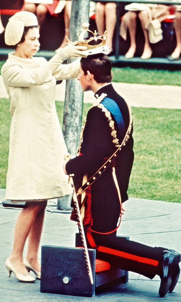 Isabel II HOLA PLUS