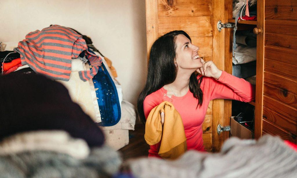 Mujer ordena ropa