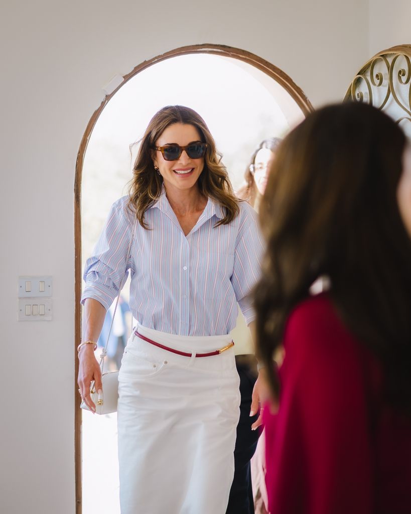 La Reina Rania, acompañada por la Princesa Iman, se reúne con el equipo de la Semana del Diseño de Ammán.