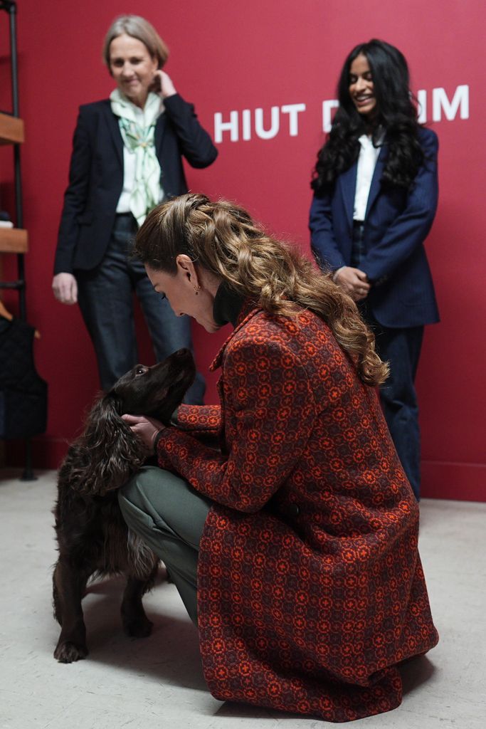 La princesa de Gales, Kate Middleton, en una visita a Huit Denim, una fabrica de vaqueros inglesa