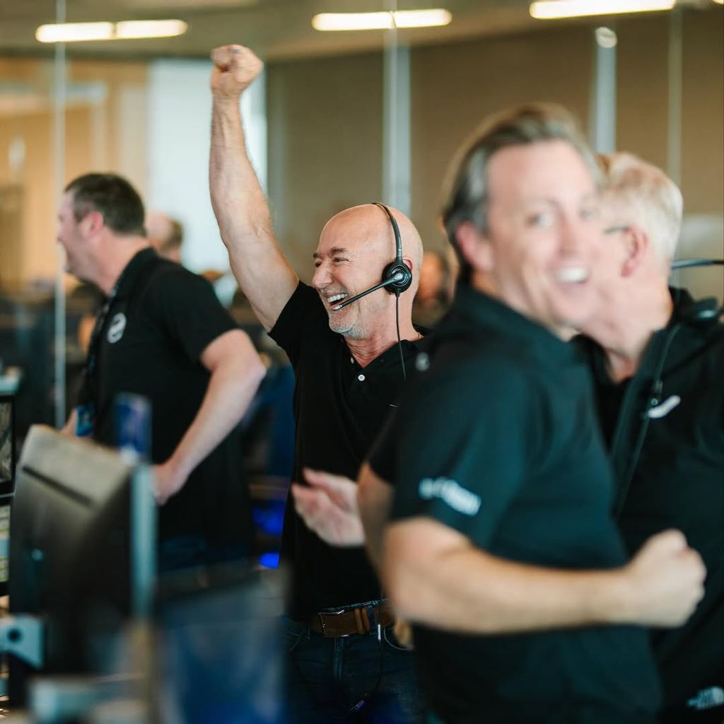 Todo el equipo de Blue Origin celebrando el lanzamiento del cohete