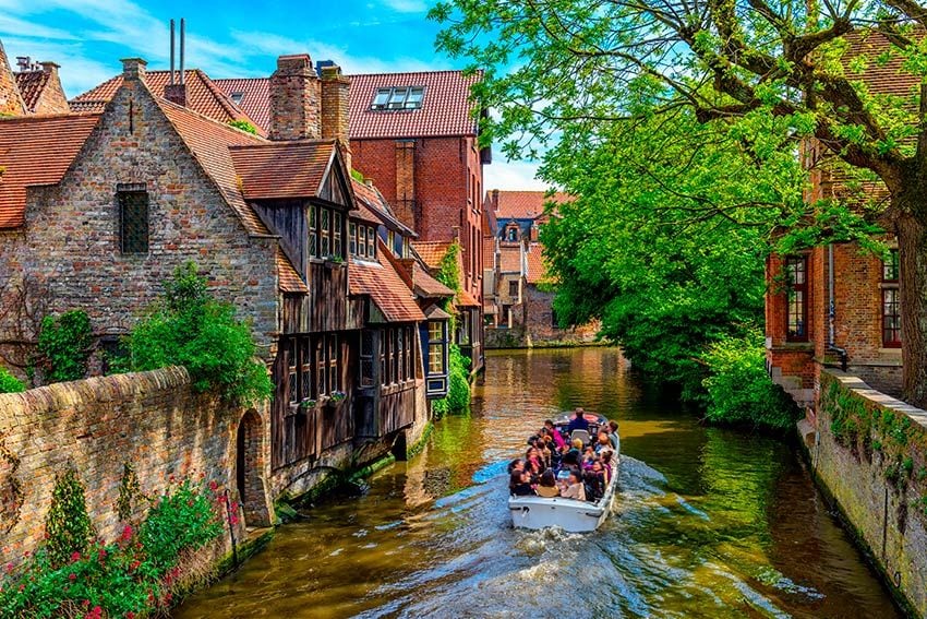 Paseo en barco por los canales de Brujas.
