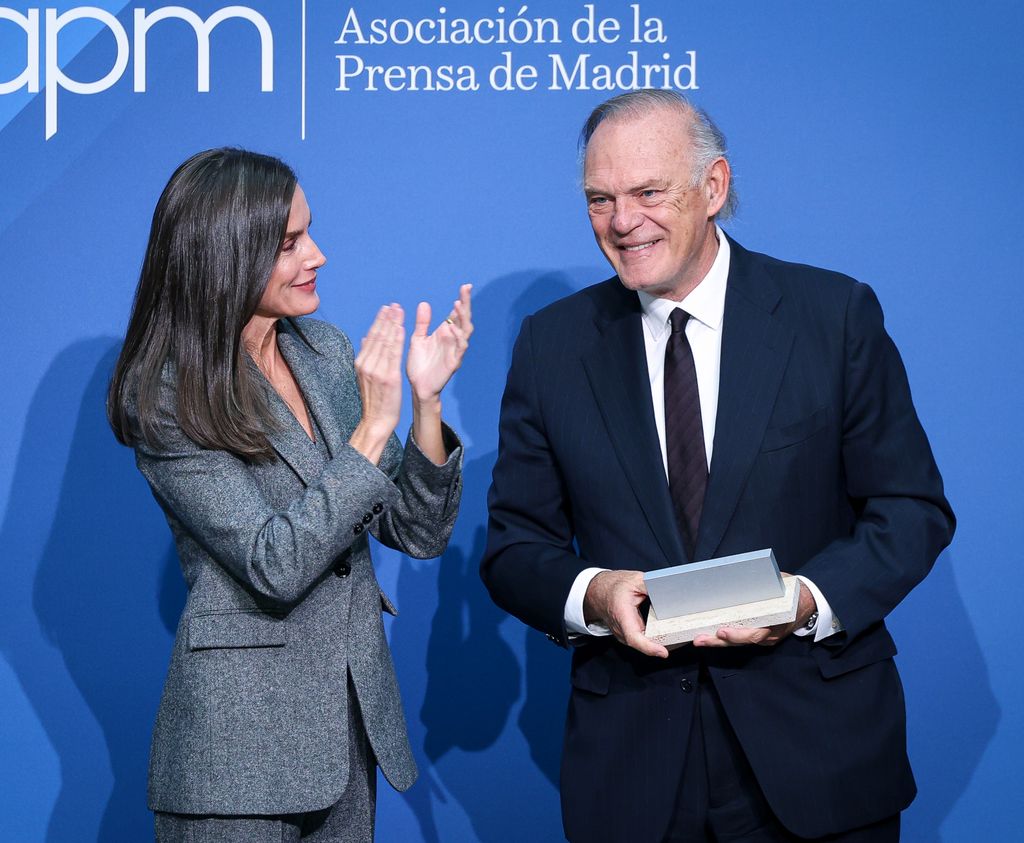 La reina Letizia entrega a Pedro Piqueras el premio al Mejor Periodista del 2023 de la Asociación de Prensa de Madrid