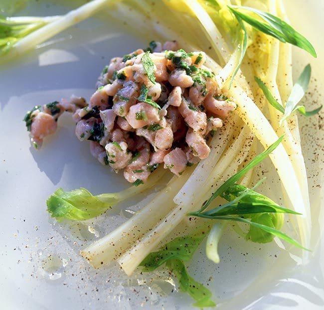 Tartar de salmón con ensalada de apio