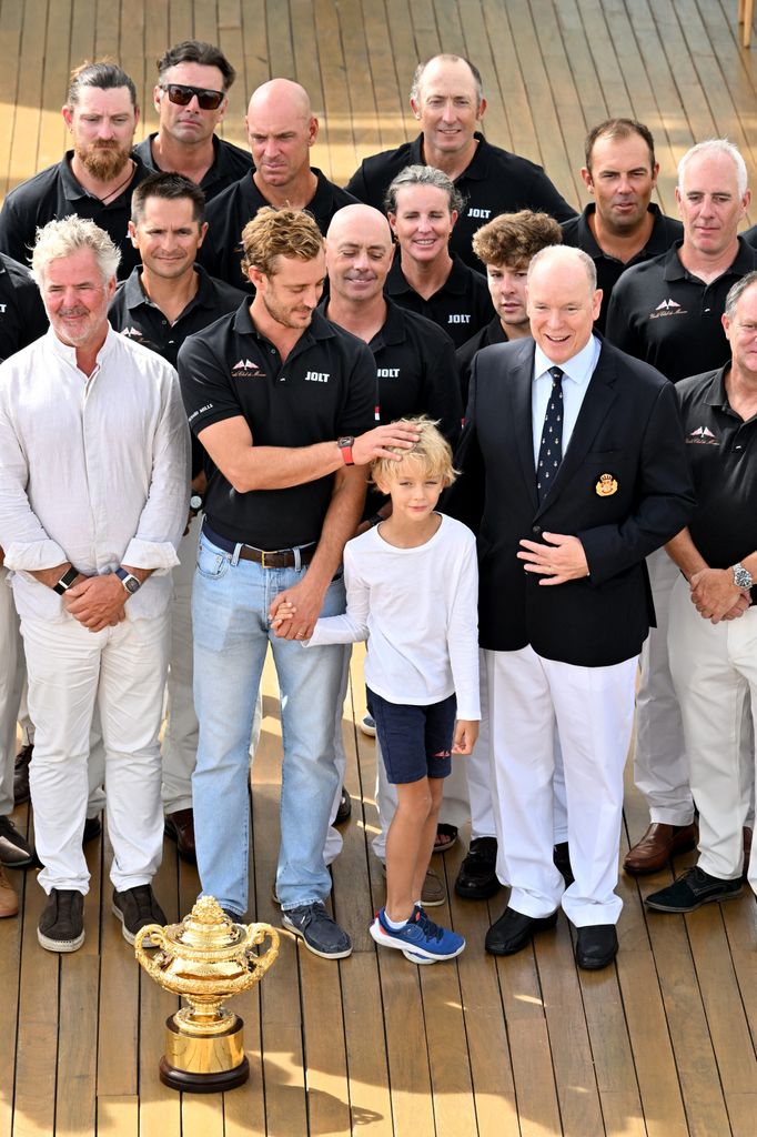 El tierno momento entre Pierre Casiraghi y su hijo Stefano tras recibir la Admiral's Cup