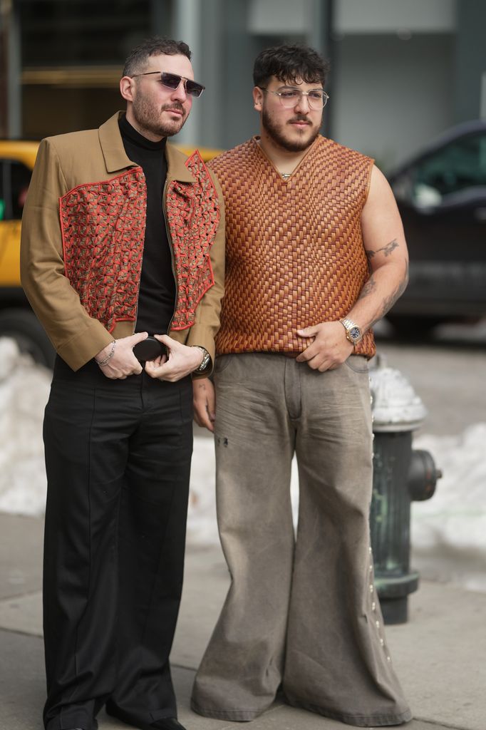Juan Vavier Cantú y Adelaido Solís, integrantes de de Grupo Frontera, en el desfile de Campillo en Nueva York.