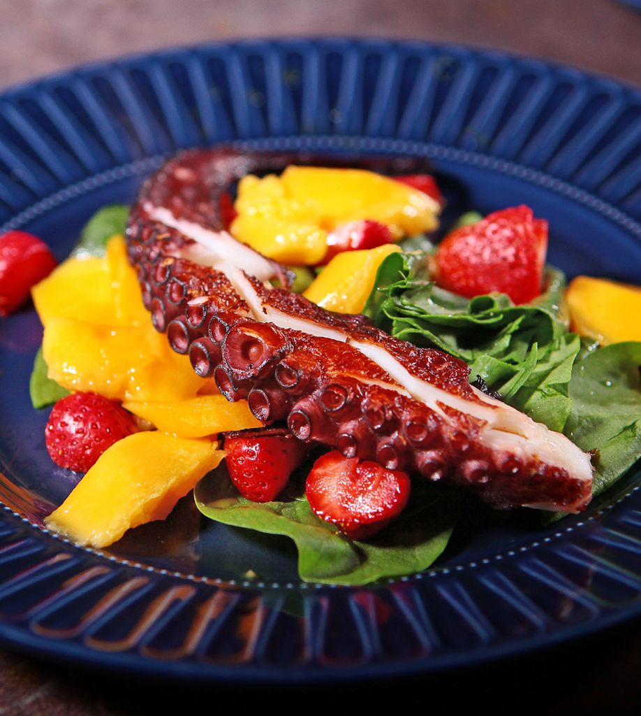 Ensalada de pulpo, mango y fresas.