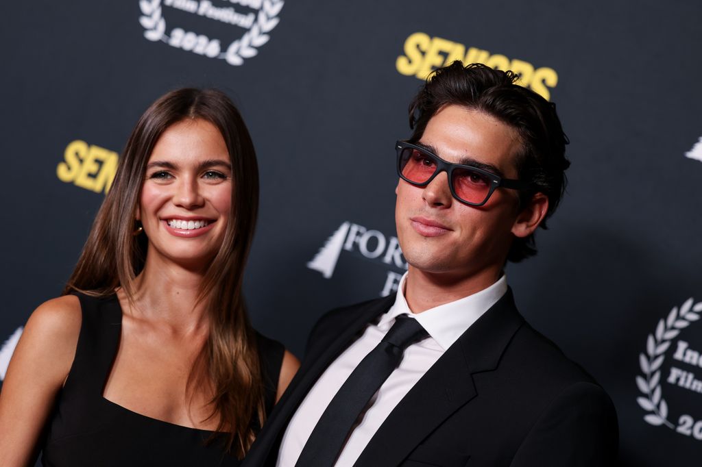 Paris Brosnan con su novia, Alex Lee-Aillon, que anteriormente fue pareja de Brooklyn Beckham