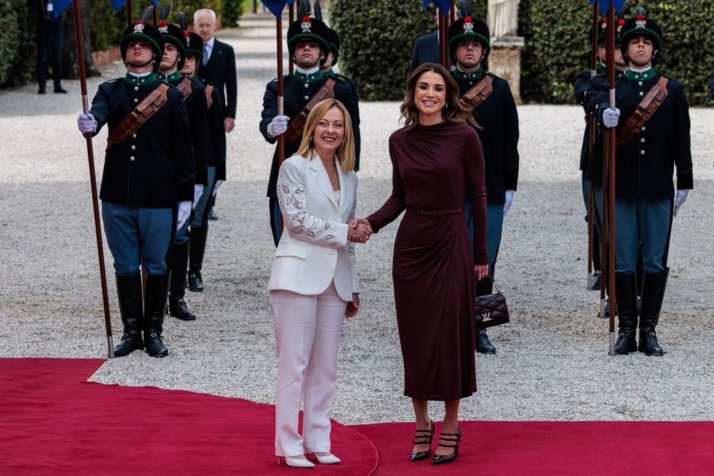 La reina Rania de Jordania, vestida de burdeos en Roma