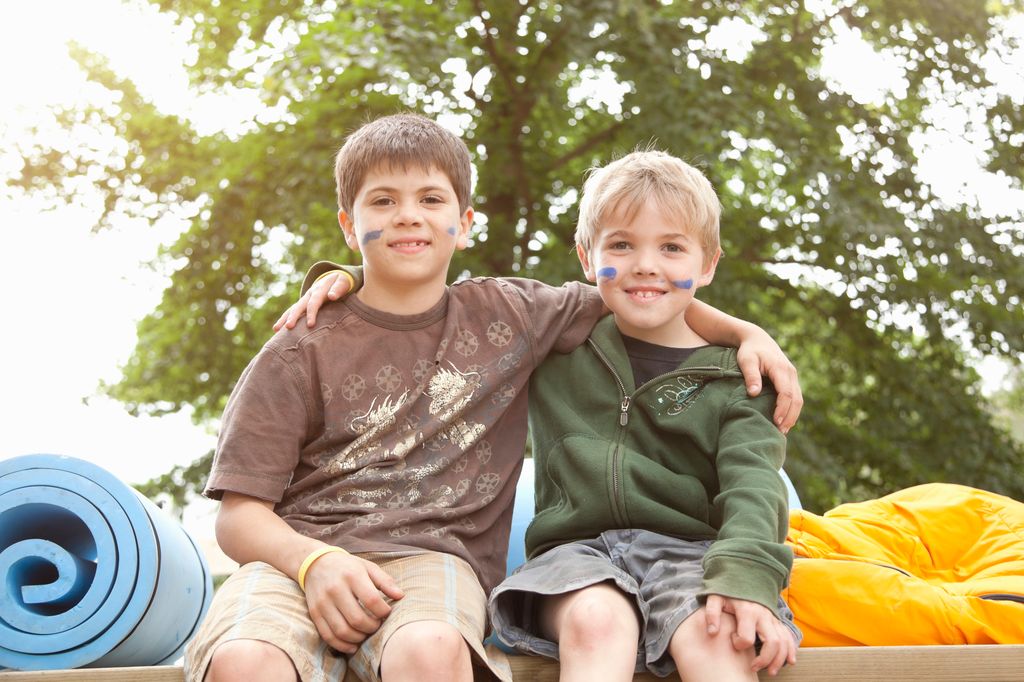 Niños pequeños en un campamento de verano