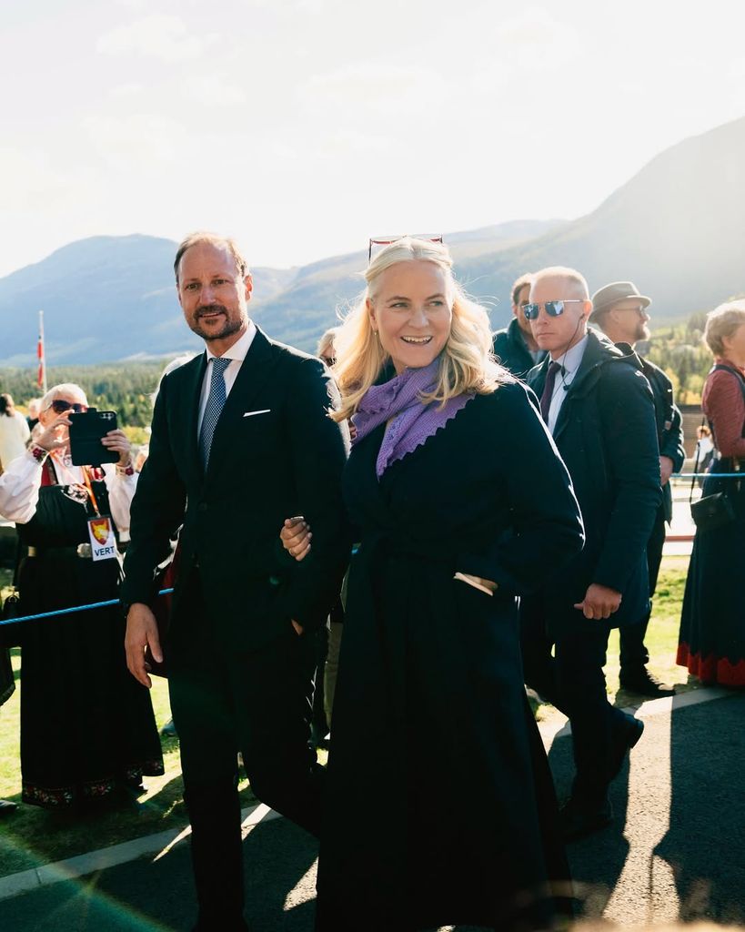 Los príncipes Haakon y Mette-Marit durante su viaje oficial de tres días por el valle de Hallingdal, septiembre de 2025