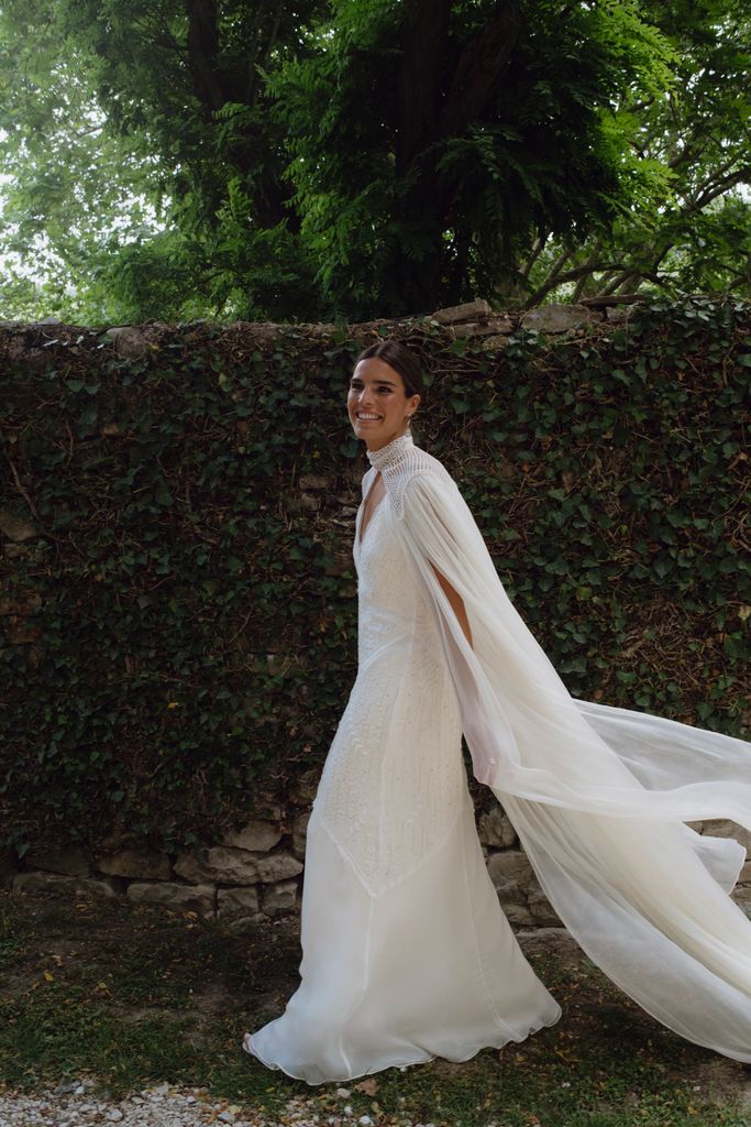 Boda Pamplona de Patricia con vestido con capa y bordados