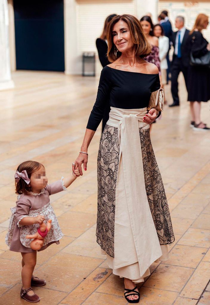 Madre de la novia con look de dos piezas negro de The IQ Collection x Roberto Diz