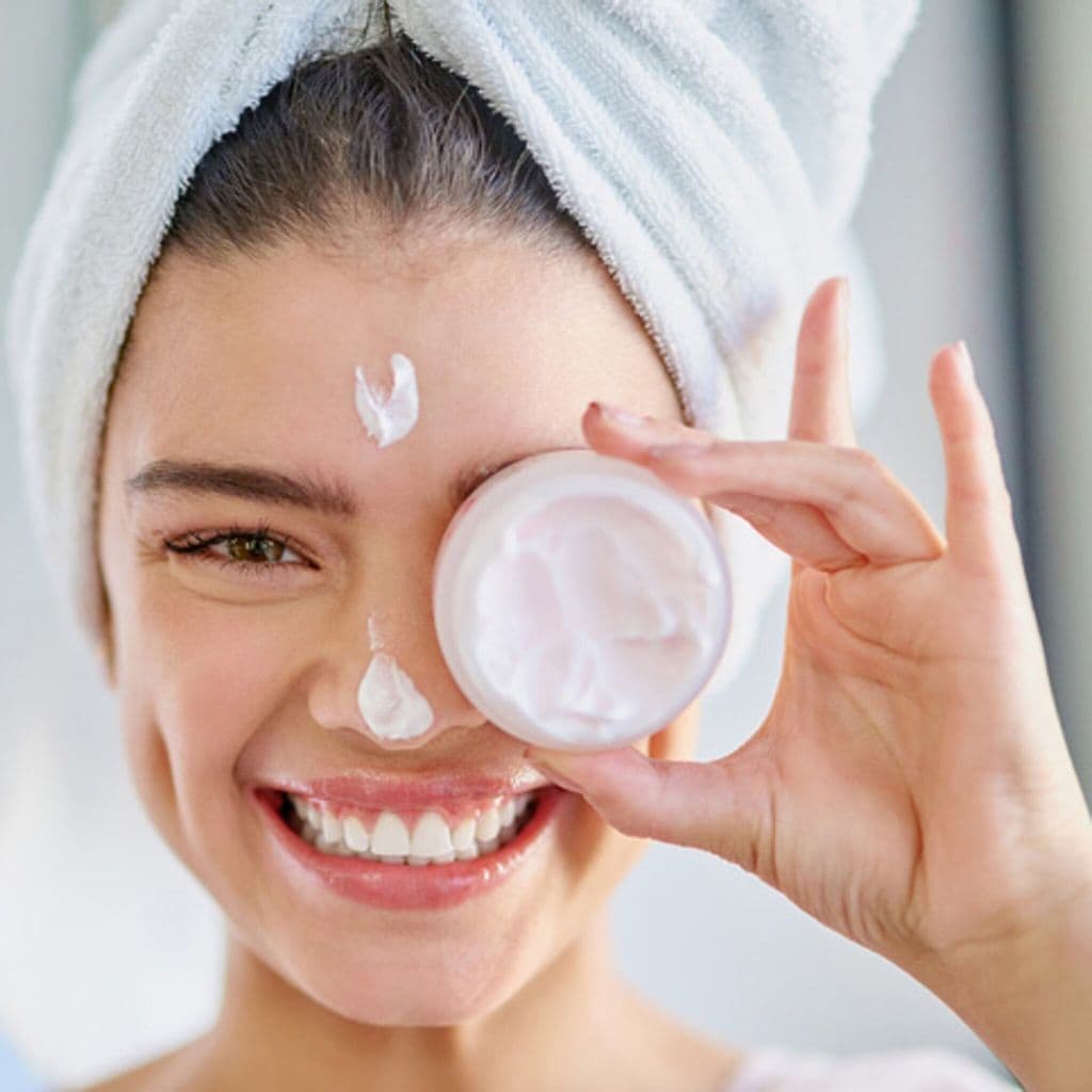 Chica con crema facial