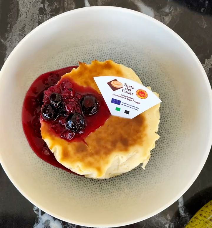 Tarta de queso de Torta del Casar que sirven en 'Huerta de Pan'