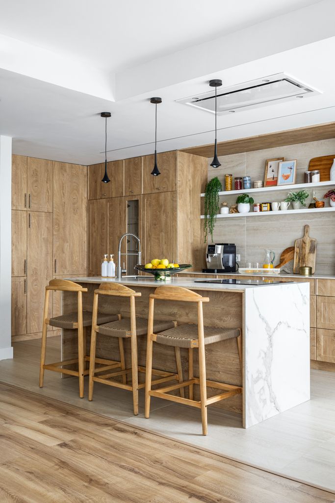 Cocina con acabado madera y mármol