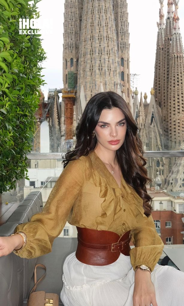 Nadia Ferreira posando con La Sagrada Familia de Gaudí, de fondo.