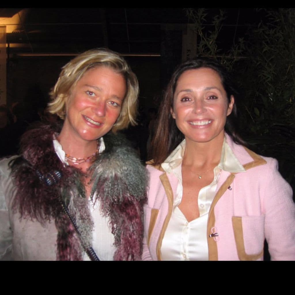 La princesa Delphine de Bélgica, la hija que Alberto II de Bélgica tuvo que reconocer cuando el caso llegó a los tribunales, con Wendy Van Wanten, madre del hijo que el príncipe Laurent tuvo antes de su matrimonio con la princesa Claire y que ha reconocido en septiembre de 2025