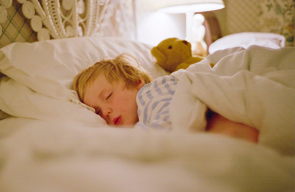 Niño pequeño dormido en su habitación