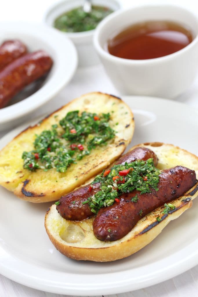 Choripán con chimichurri