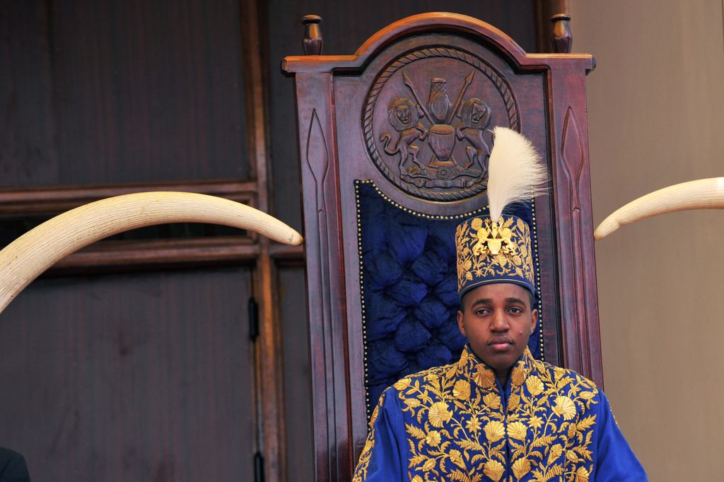El rey de Uganda sobre el trono