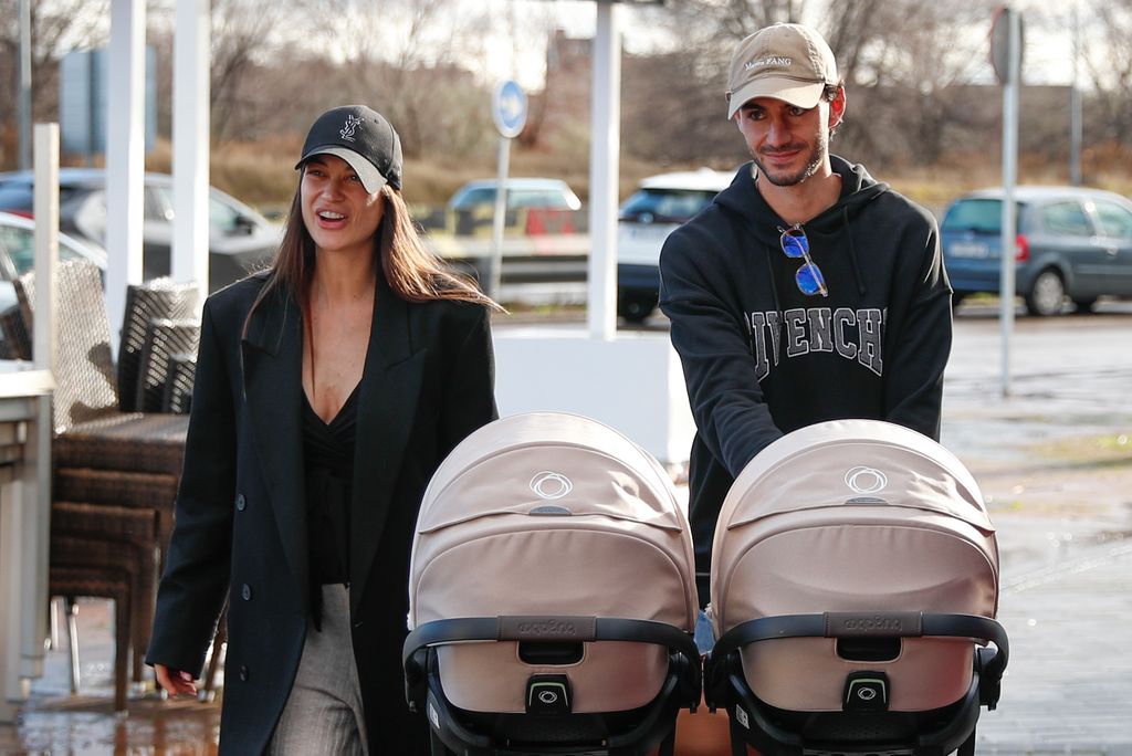 Estela Grande and Juan Iglesias, de paseo con los recién nacidos
