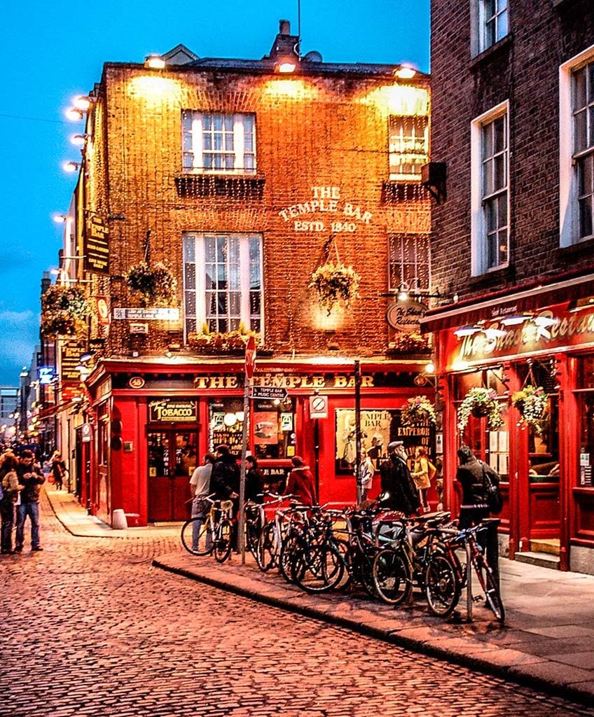 Famosa calle del Temple Bar de Dublín durante la noche