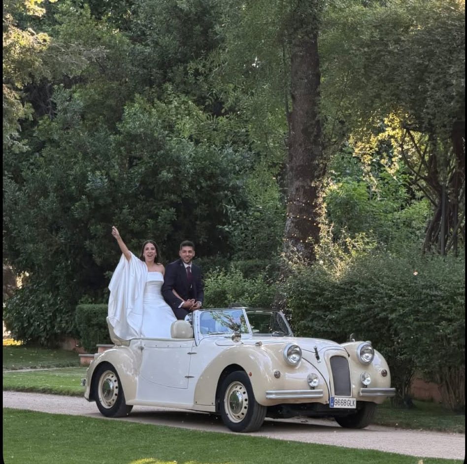 Los novios llegando al lugar del convite