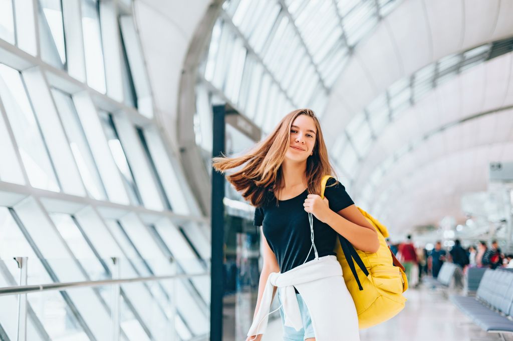 Adolescente en el aeropuerto para viajar a estudiar al extranjero