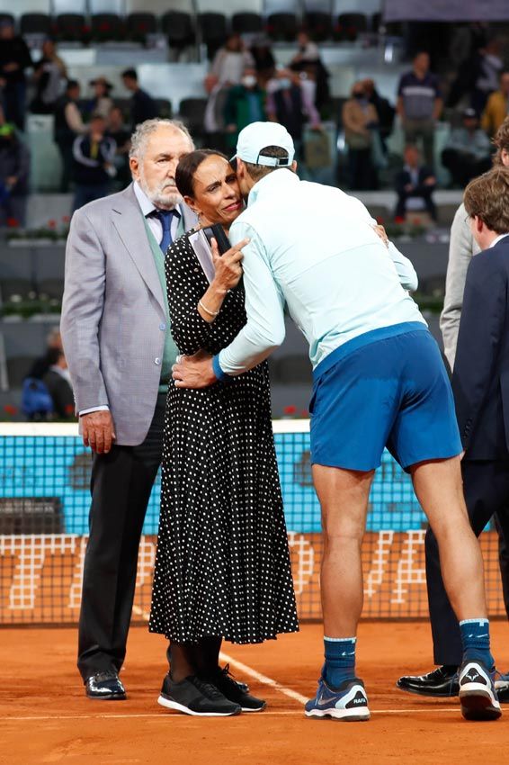 Claudia Rodríguez recibe el cariño de Rafa Nadal en el homenaje a Manolo Santana