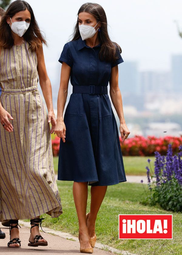 Reina Letizia con vestido denim