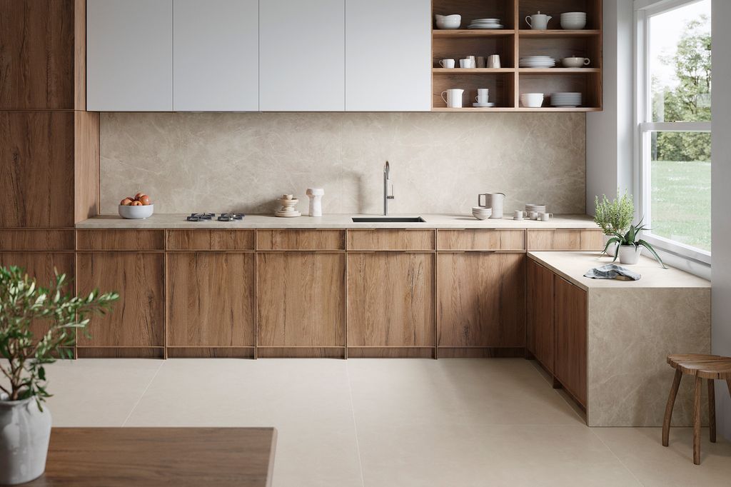 Cocina con muebles de madera y revestimientos de color beis
