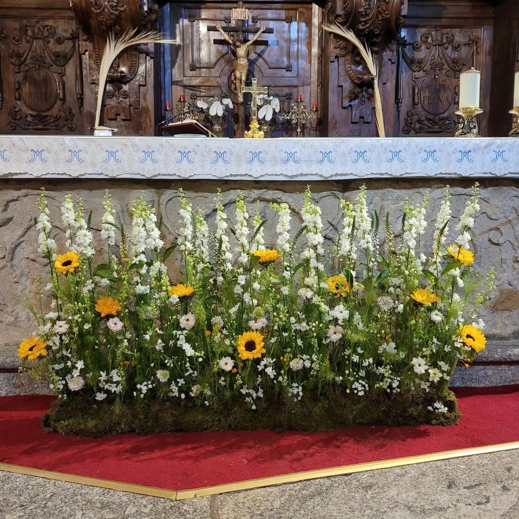 Decoración de bodas de verano con girasoles altar