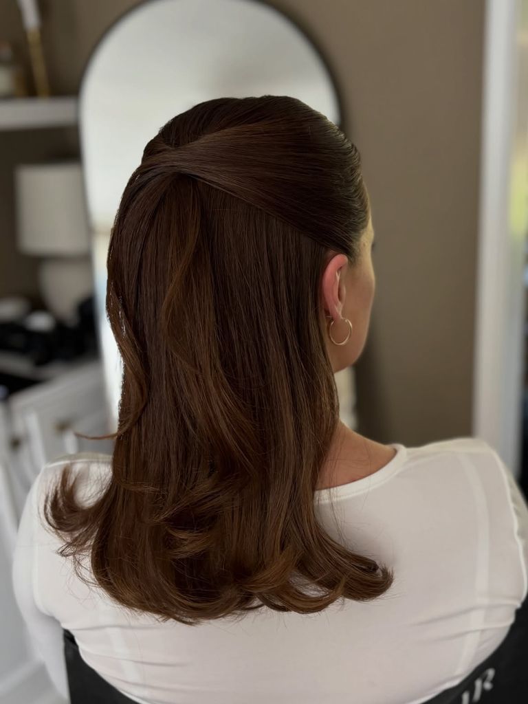Peinado de novia semirrecogido entrecruzado para melenas midi