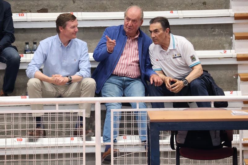 El rey Juan Carlos hablando con Pedro Campos en presencia del duque de Calabria
