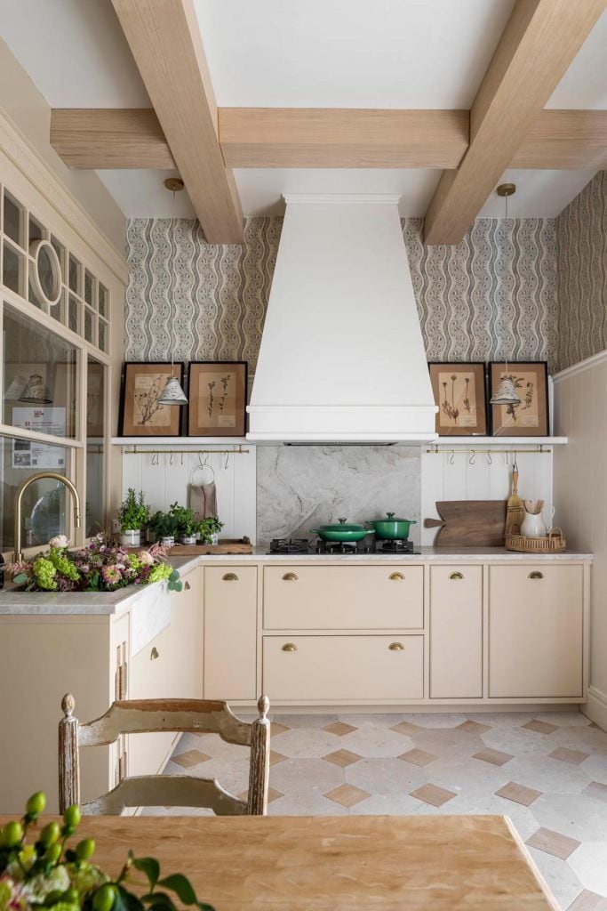 Cocina rústica en color beige. Espacio Coton et Bois, diseñado por Asun Antó y Javier Baldrich para Casa Decor 2023