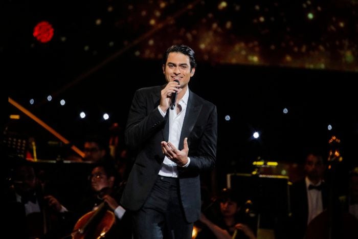 Matteo interpretando uno de los temas sobre el escenario 