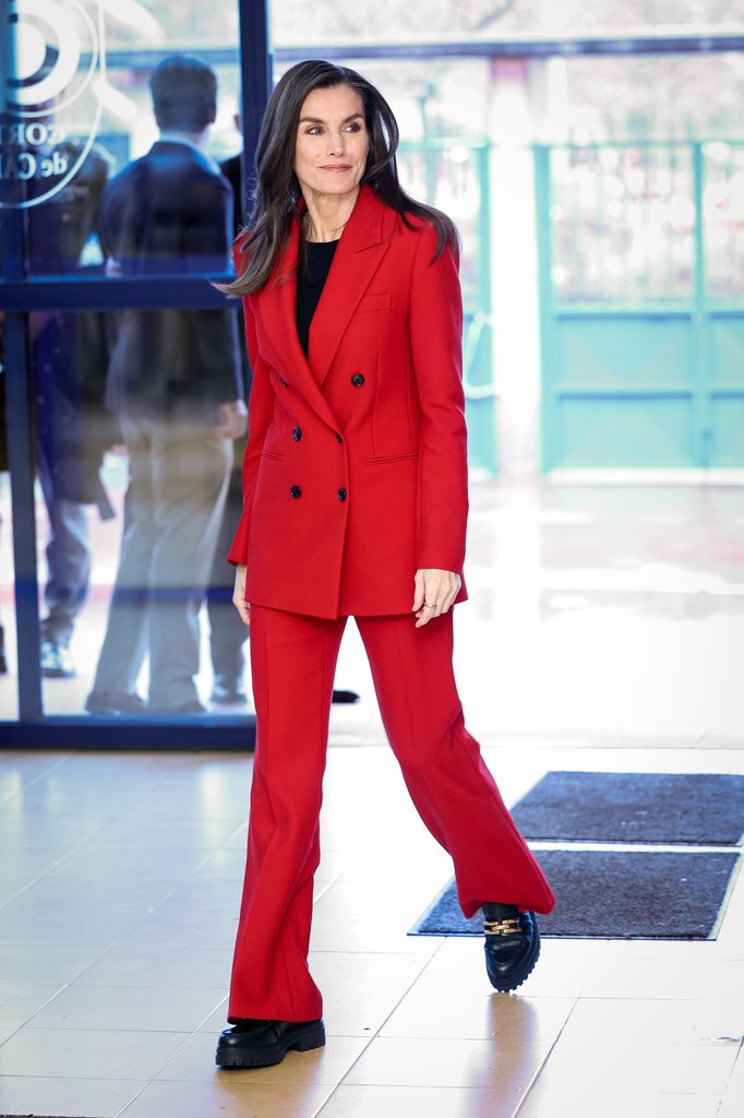 Reina Letizia traje rojo mocasines CEIP Cortes de Cádiz en Madrid